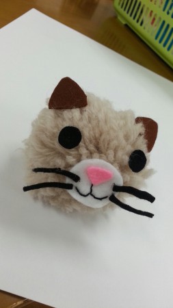 敬老会のプレゼントにネコの置物